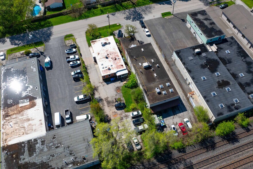 More Photos Of 475 Enfield Rd, Burlington Veterinarian Kennel For Sale