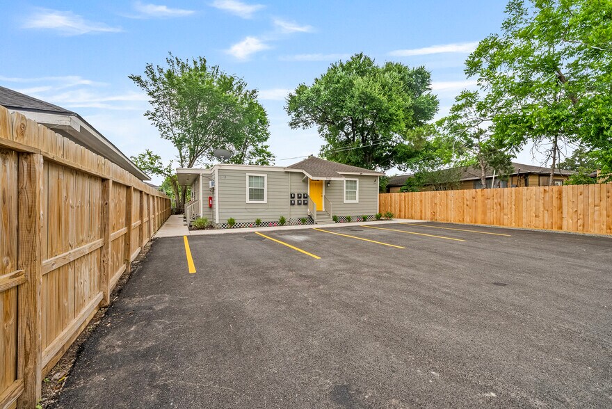 More Photos Of 7938 Kerr St, Houston Apartments For Sale