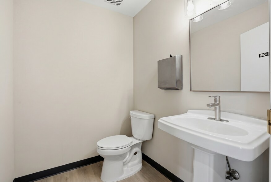 More Photos Of 124 Park St SE, Vienna Medical For Lease