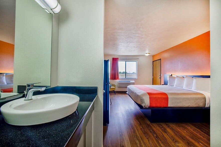 More Photos Of 2113 Sapp Bros Dr, Percival Hotel For Sale