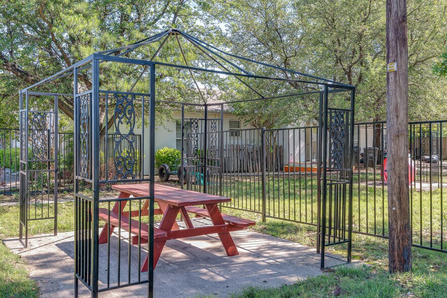 More Photos Of 716 E Main St, Allen Schools For Lease