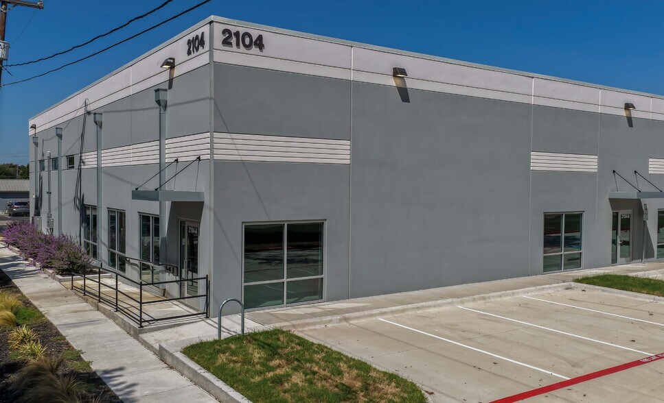 More Photos Of 2104-2112 Wenneca Ave, Fort Worth Flex For Sale