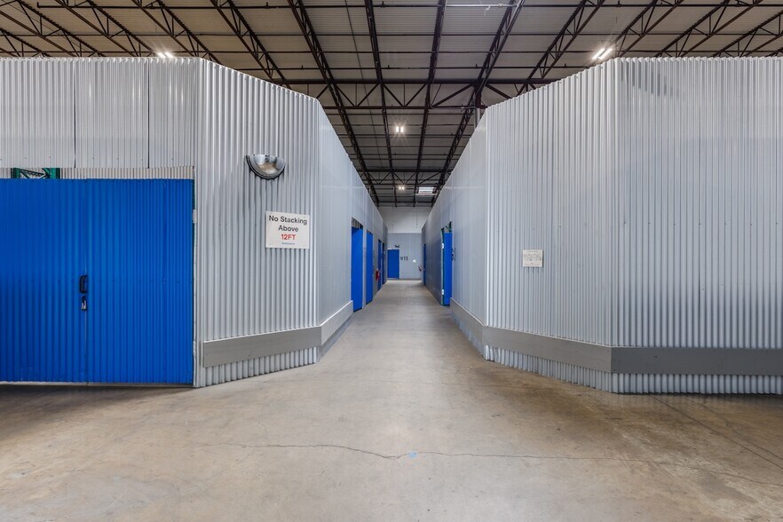 More Photos Of 11410-11420 Mathis Ave, Farmers Branch Distribution For Lease