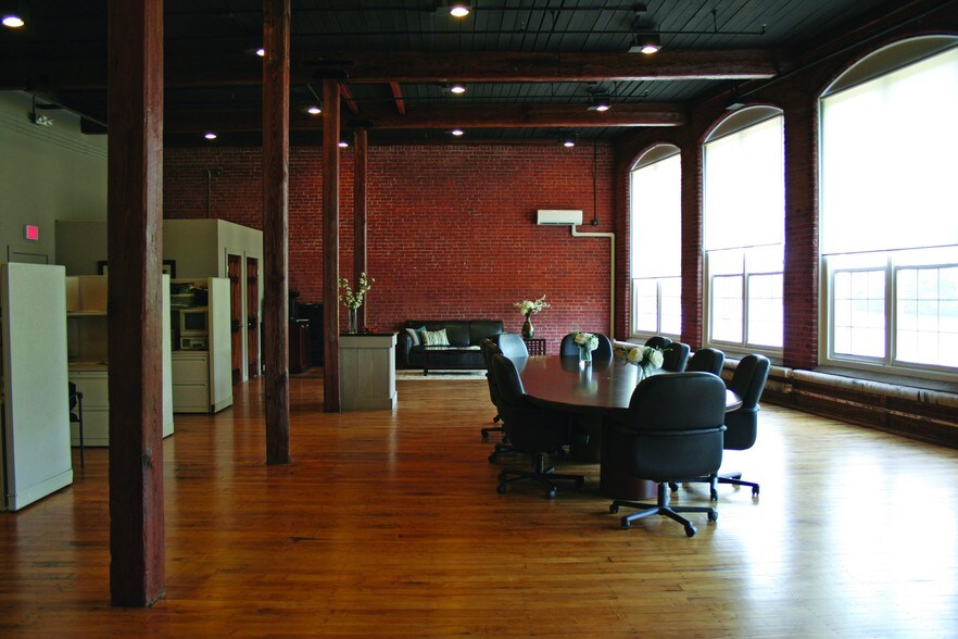 More Photos Of 156 River Rd, Willington Showroom For Sale