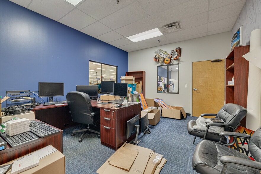 More Photos Of 4545 W Hillsborough Ave, Tampa Warehouse For Lease