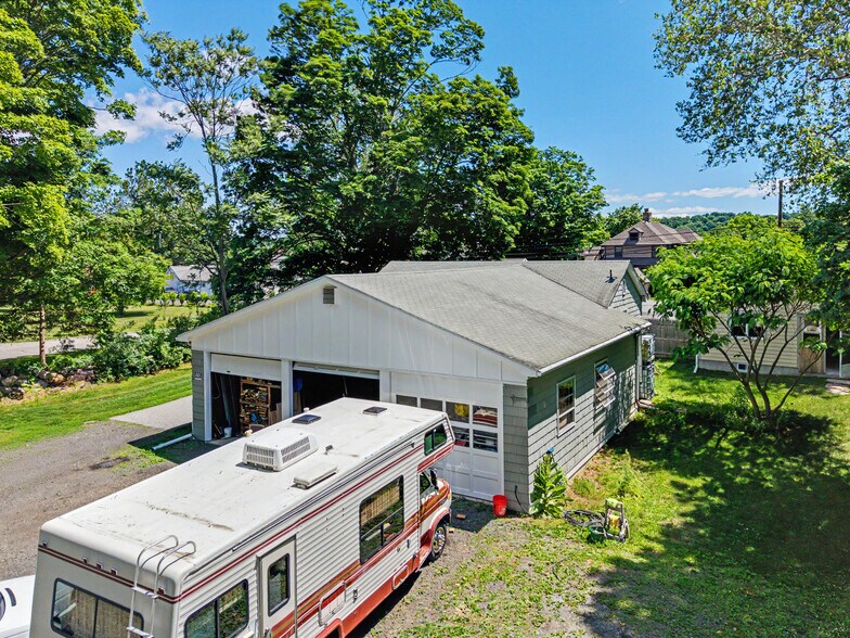 More Photos Of 16 Old New Milford Rd, Brookfield Flex For Sale