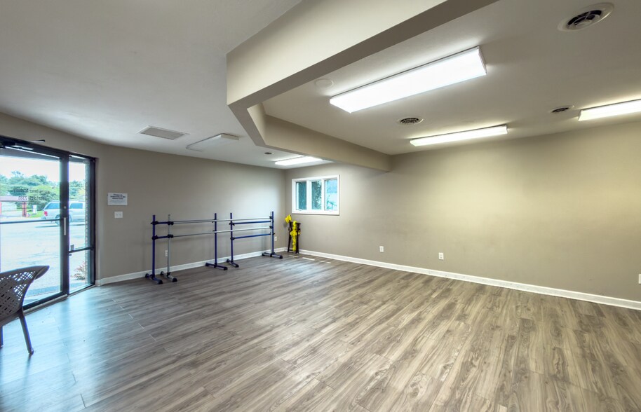 More Photos Of 221 S Maple St, Vinton Office For Lease