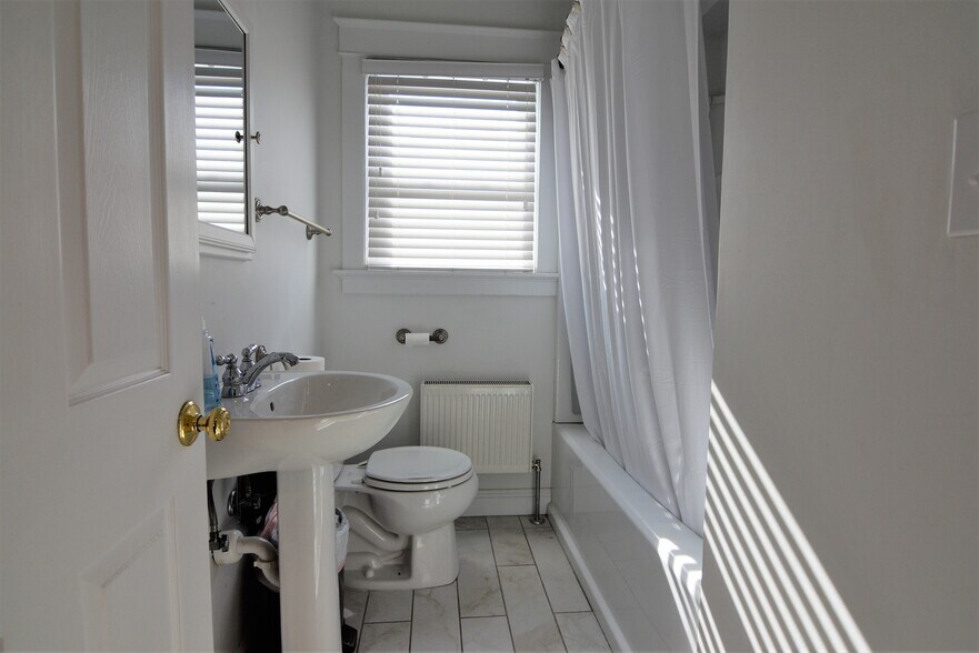 More Photos Of 460 E Main Rd, Middletown Medical For Sale