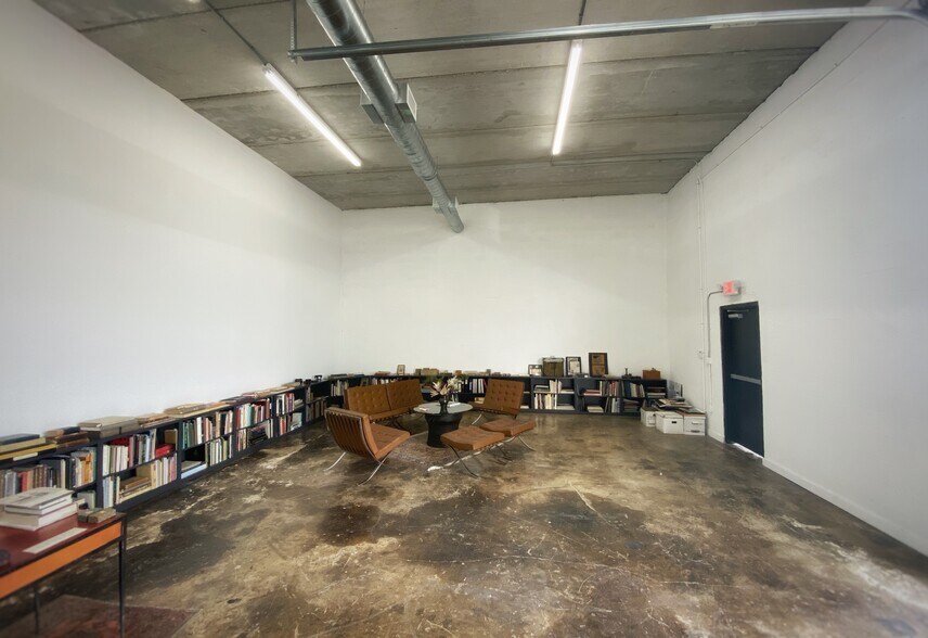 More Photos Of 290 NW 73rd St, Miami Service For Lease