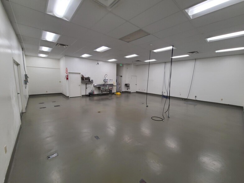 More Photos Of 19521 Business Center Dr, Northridge Warehouse For Lease