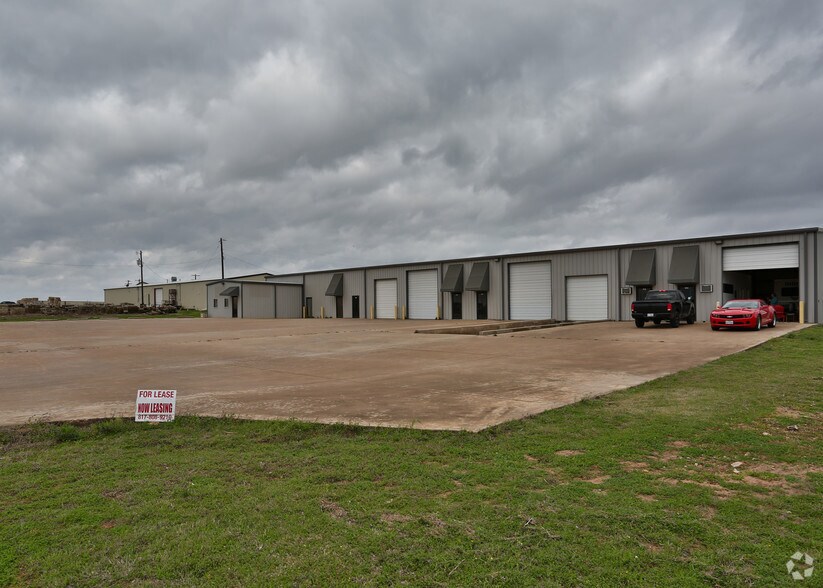 More Photos Of 5815 Acton Cir, Granbury Warehouse For Lease