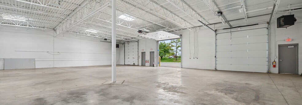 More Photos Of 8350 Industrial Pky, Plain City Warehouse For Lease