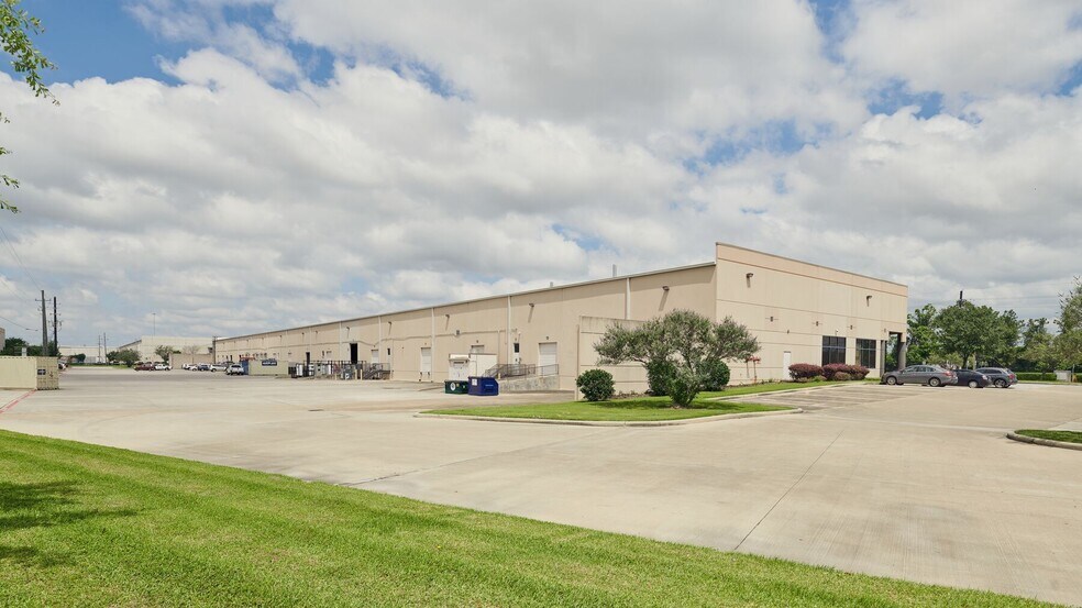 More Photos Of 1606 Greens Rd, Houston Unknown For Lease