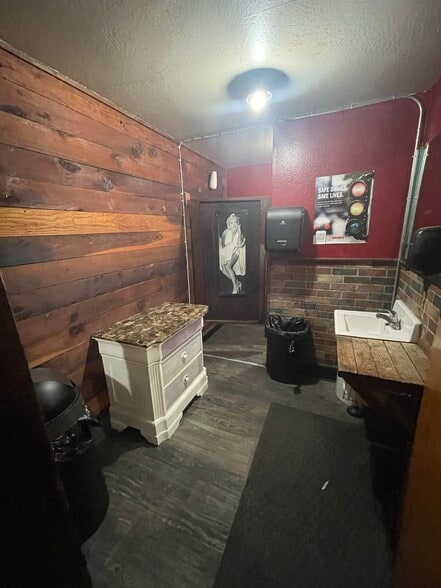 More Photos Of 612 B St, Marysville Bar For Sale