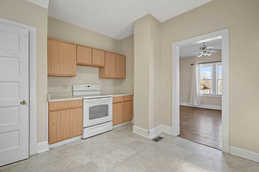 More Photos Of 41 E Colonial Hwy, Hamilton Freestanding For Sale