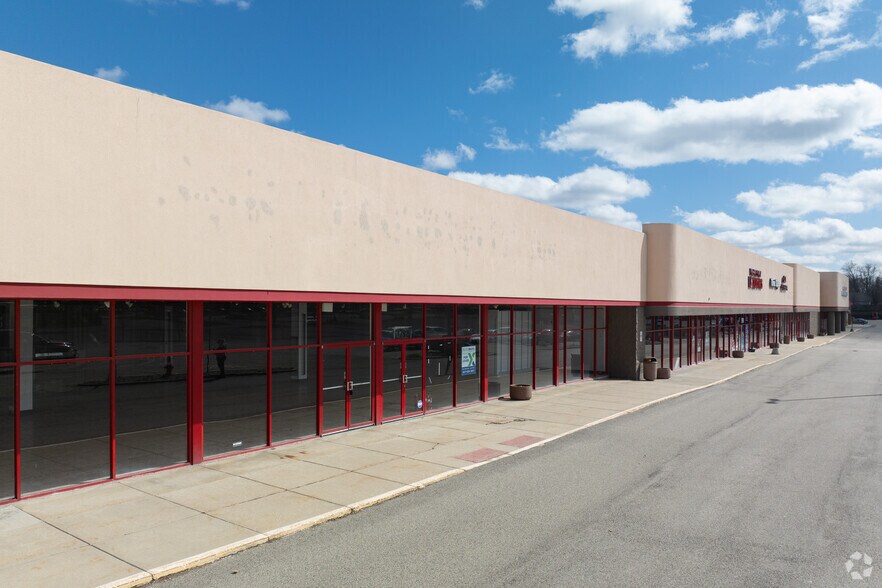 More Photos Of 1700-1792 N Richmond Rd, McHenry Storefront For Lease