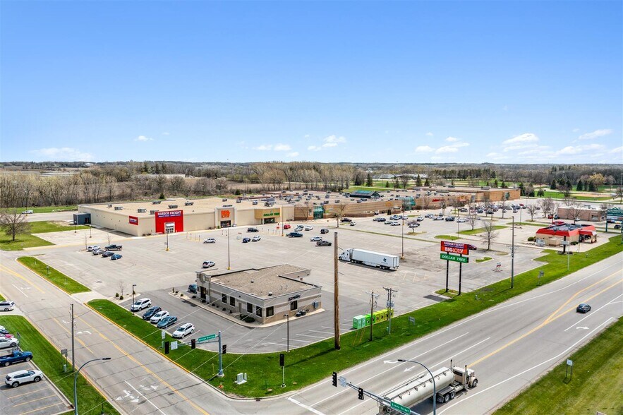 More Photos Of 2614 Bridge Ave, Albert Lea Freestanding For Lease