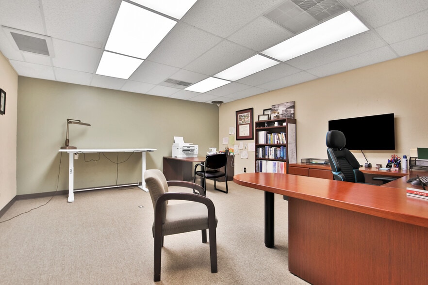 More Photos Of 1014 Broadway St, Lubbock Office For Sale