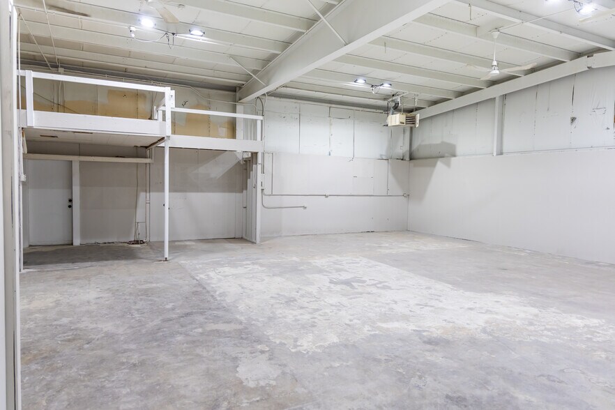 More Photos Of 1405 Lake Lansing Rd, Lansing Warehouse For Lease