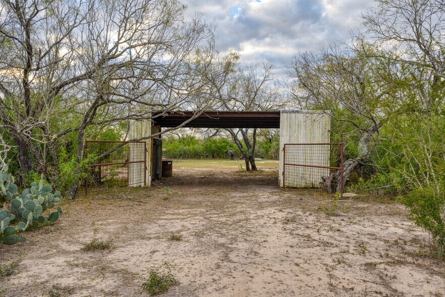 More Photos Of County Road 422, Pleasanton Land For Sale