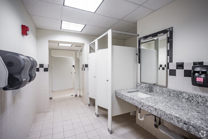 More Photos Of 21111 Chagrin Blvd, Beachwood Office For Lease