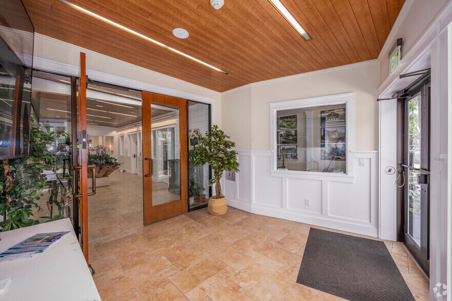 More Photos Of 126-130 N Main St, East Hampton Office Residential For Lease