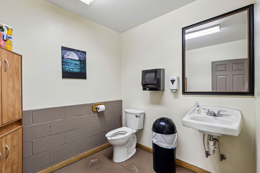 More Photos Of 3220 McCartney Rd, Youngstown General Retail For Sale