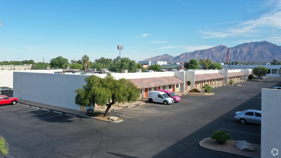 More Photos Of 2100 N Wilmot Rd, Tucson Light Manufacturing For Lease