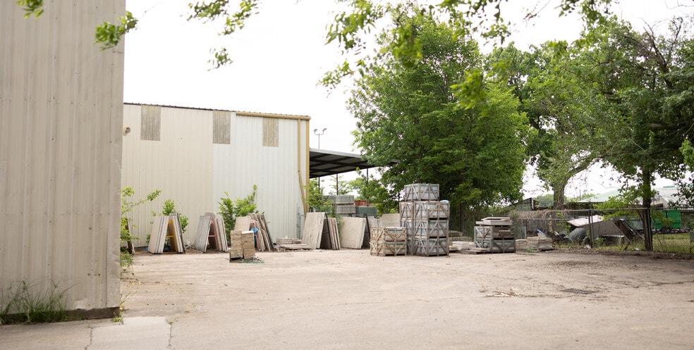 More Photos Of 5831 Centralcrest St, Houston Warehouse For Lease