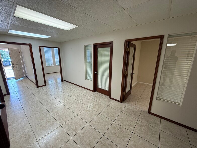 More Photos Of 6910 Bellaire Blvd, Houston Office Residential For Lease