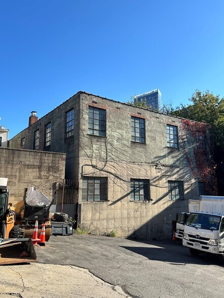 More Photos Of 3906 Crescent St, Long Island City Warehouse For Lease