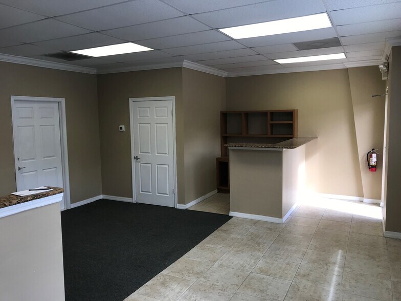 More Photos Of 1045 Collier Center Way, Naples Flex For Lease