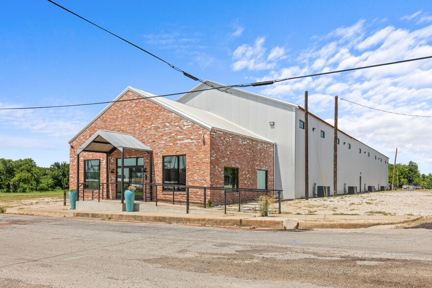 More Photos Of 151 5th St st, Honey Grove Flex For Sale