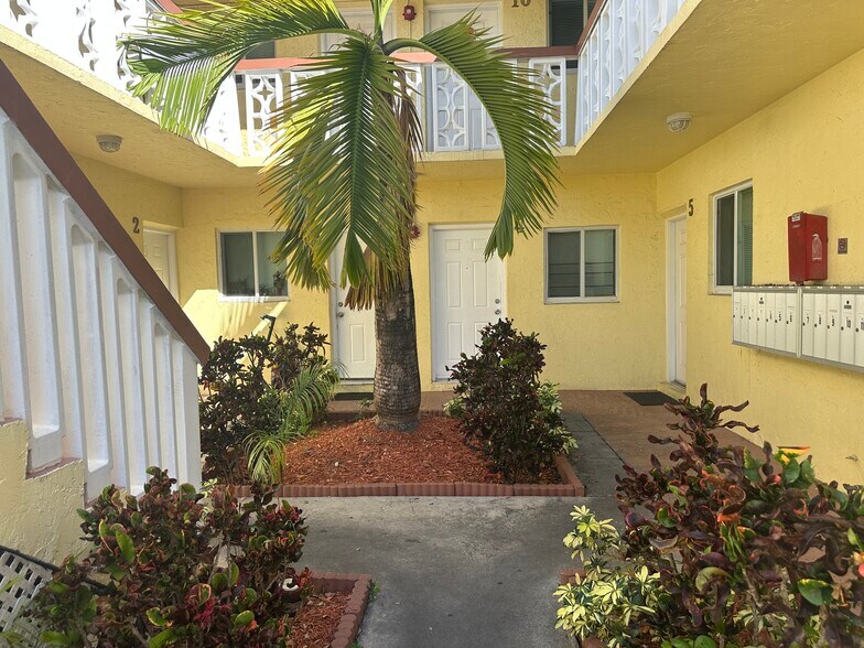 More Photos Of 724 NE 4th St, Hallandale Beach Apartments For Sale