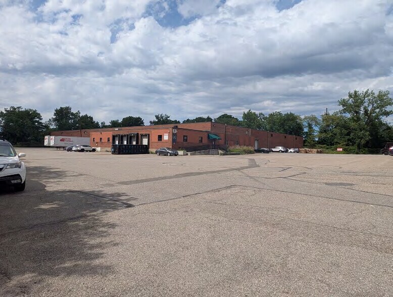 More Photos Of 15 Division St, Fairview Warehouse For Lease