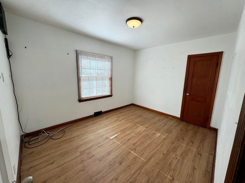 More Photos Of 1806 E Main St, Waukesha Office For Sale