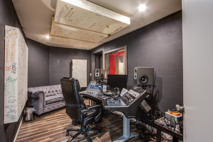 More Photos Of 4251 W Oquendo Rd, Las Vegas Light Distribution For Sale