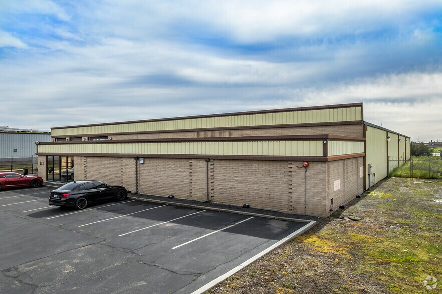 More Photos Of 1246 Vanderbilt Cir, Manteca Warehouse For Sale