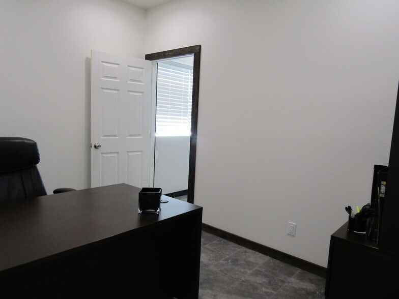 More Photos Of 1324 N Main St, Paris Office For Sale