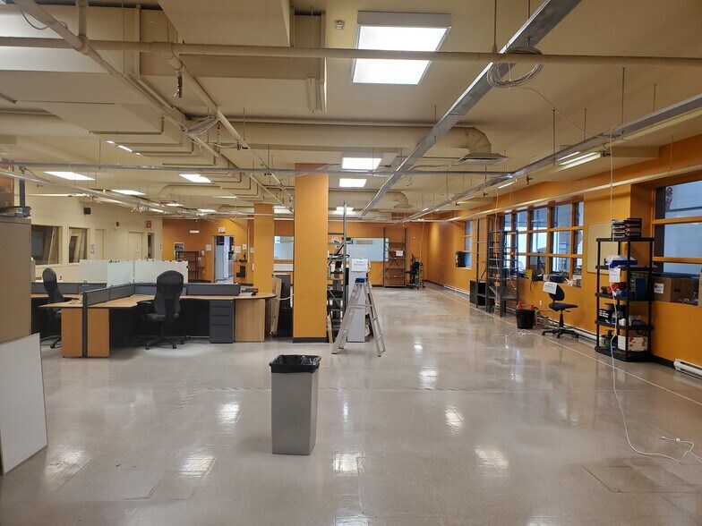 More Photos Of 875 Boul Charest O, Québec Office For Sale