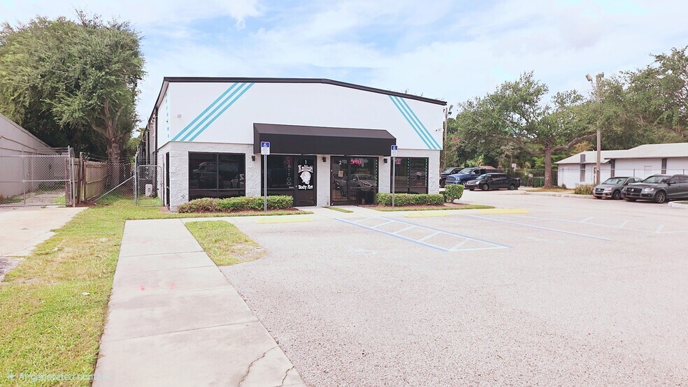 More Photos Of 1720 N Goldenrod Rd, Orlando Showroom For Lease