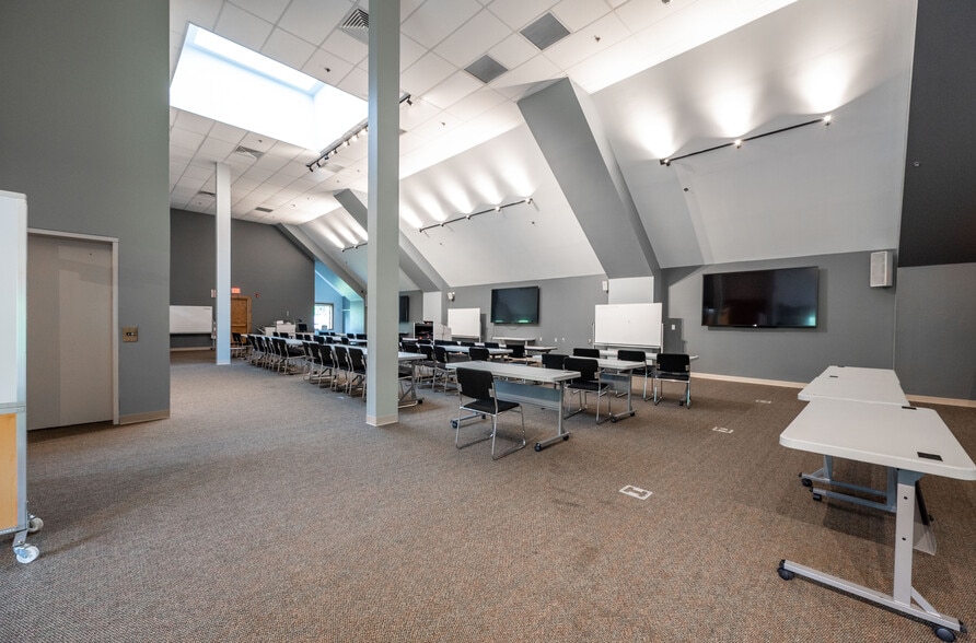 More Photos Of 16-18 Trowbridge Dr, Bethel Light Manufacturing For Sale