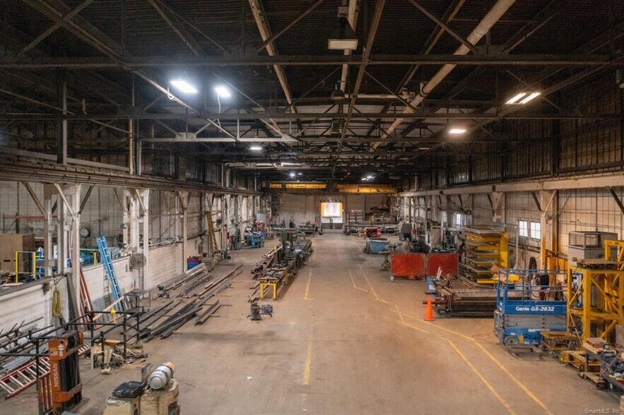 More Photos Of 30 Harris St, Putnam Warehouse For Lease