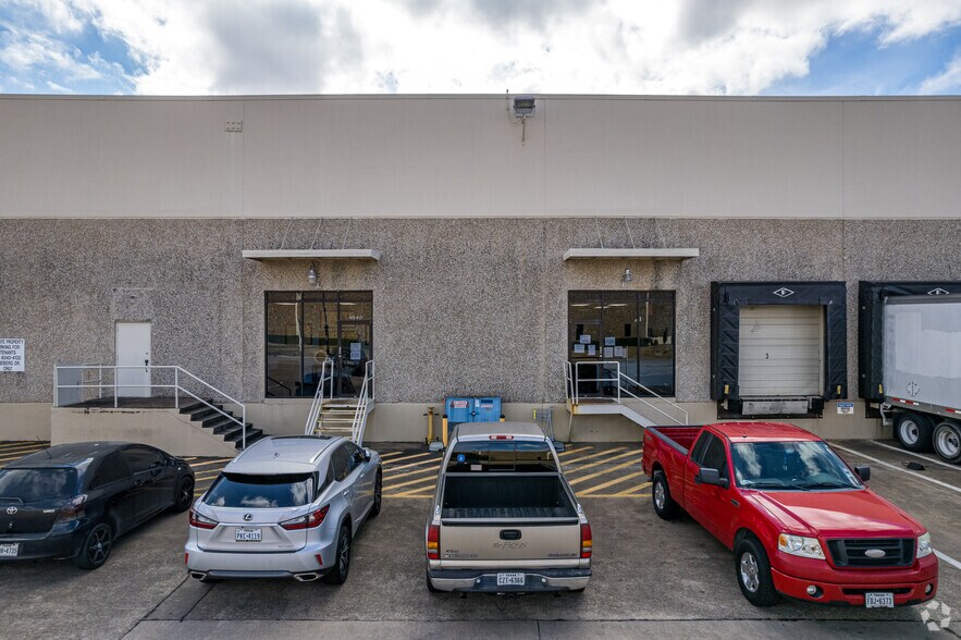 More Photos Of 4040-4130 Lindbergh Dr, Addison Distribution For Lease