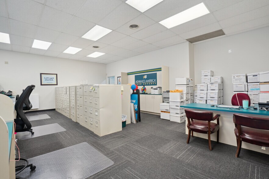 More Photos Of 1505-1527 E San Marnan Dr, Waterloo Unknown For Lease