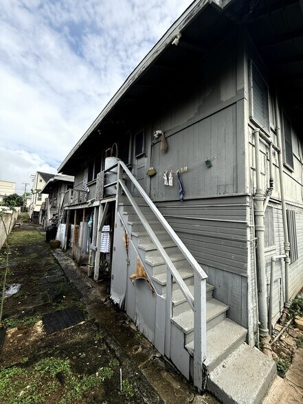 More Photos Of 946 Winant St, Honolulu Apartments For Sale
