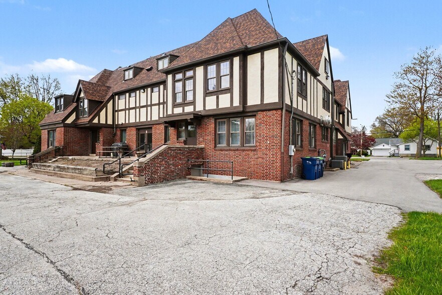 More Photos Of 302 N Tuscola Road, Bay, Bay City Hotel For Sale