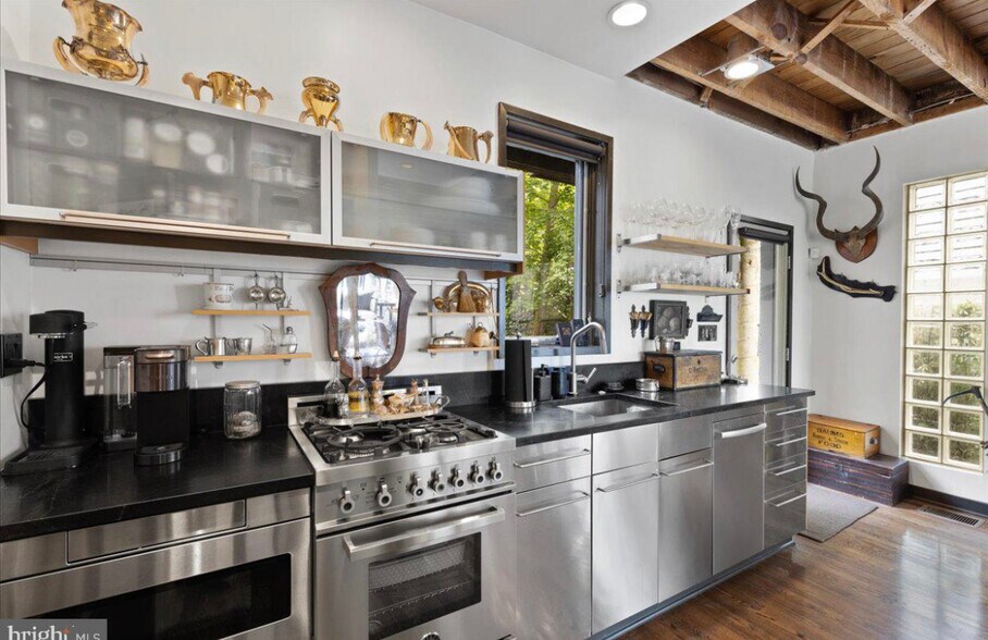 More Photos Of 5169 Macarthur Blvd NW, Washington Office Residential For Lease