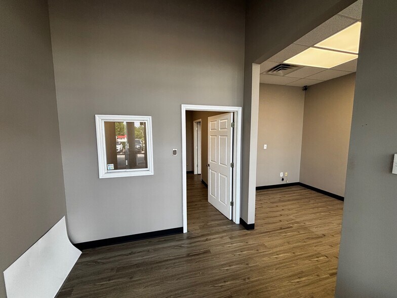 More Photos Of 565 E New Circle Rd, Lexington Storefront Retail Office For Lease