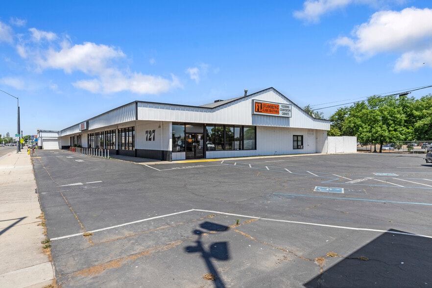 More Photos Of 727 Clovis Ave, Clovis Freestanding For Sale